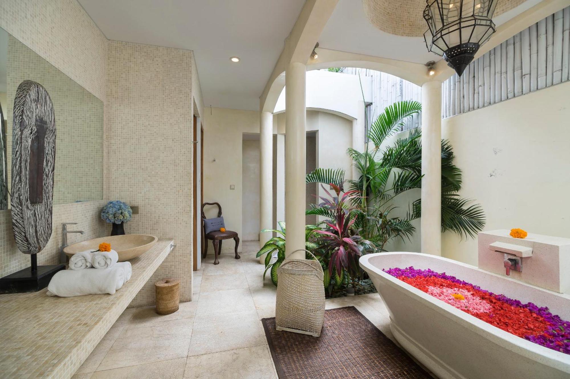 Elegant Villa Casabianca - Tropical Pool & Garden, Near Potato Head Beach Club! Seminyak  Bagian luar foto