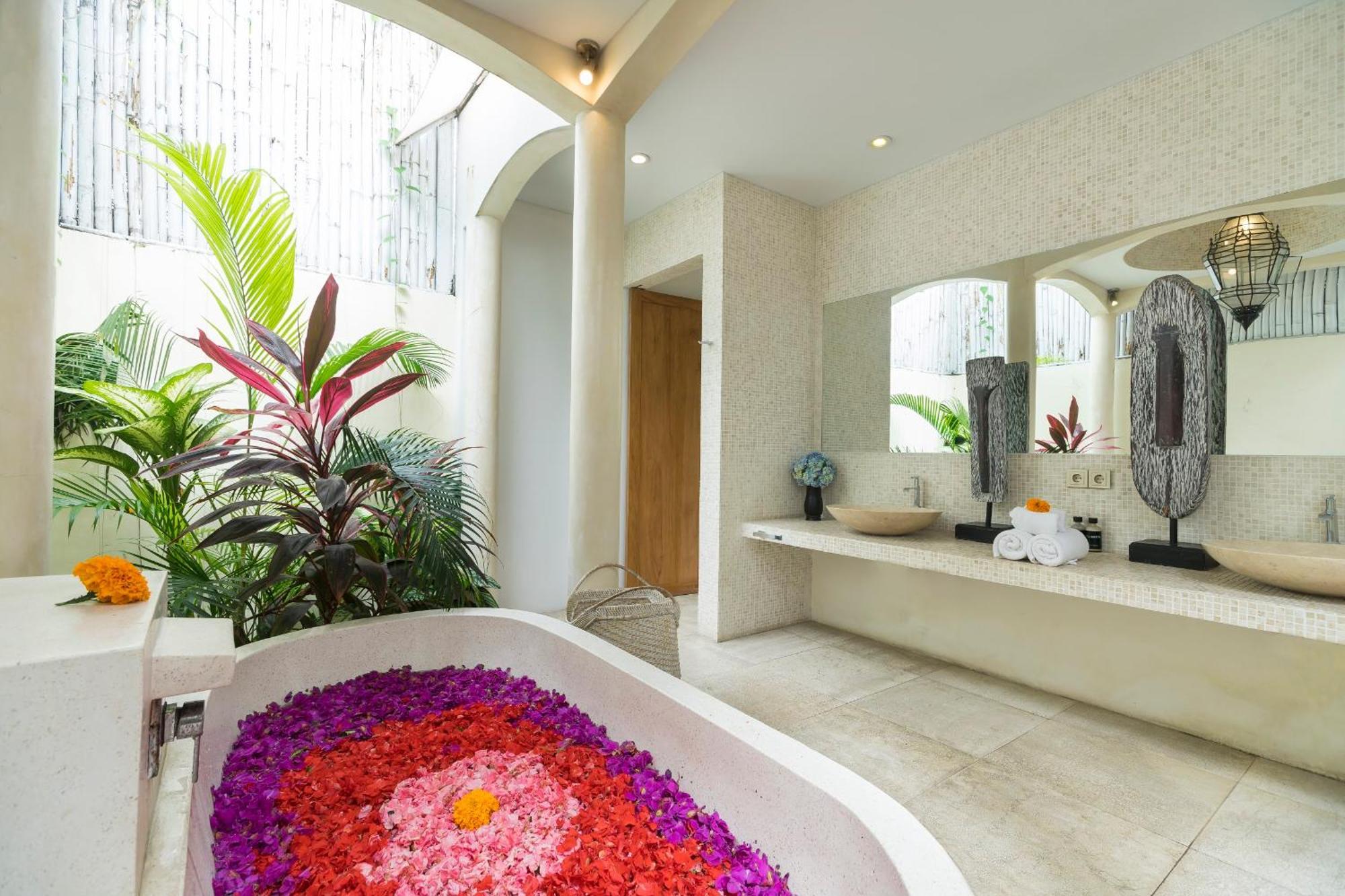 Elegant Villa Casabianca - Tropical Pool & Garden, Near Potato Head Beach Club! Seminyak  Bagian luar foto